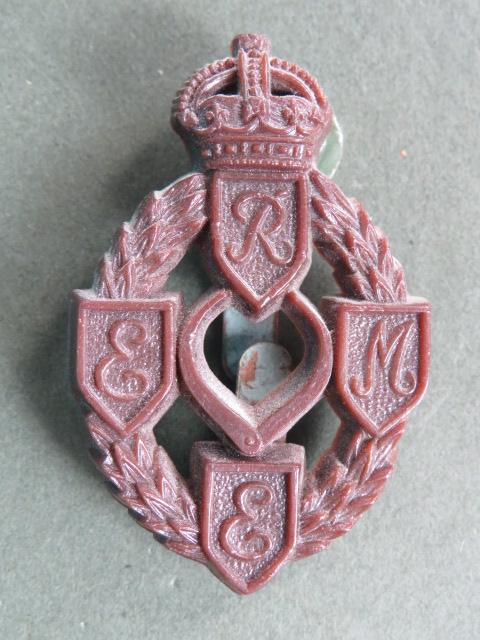 British Army WW2 Plastic Royal Electrical & Mechanical Corps Cap Badge