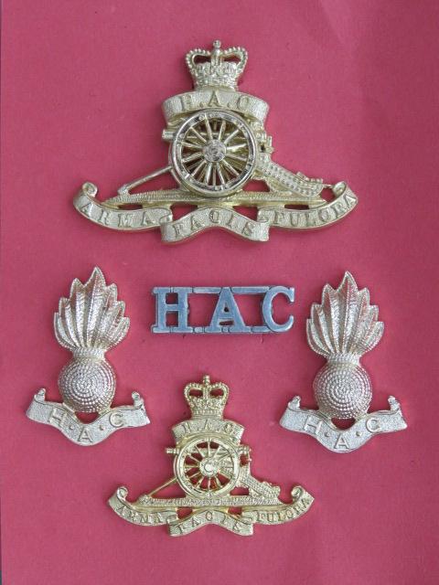 British Army EIIR Honourable Artillery Company Cap, Beret, Collar Badges & Shoulder Title Badge Set