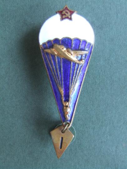 USSR 1968 Pattern Basic Parachutist Jump Badge with 1-2 Jumps Hanger.